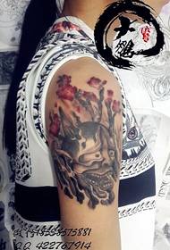 vrouwelijke arm zoals tattoo