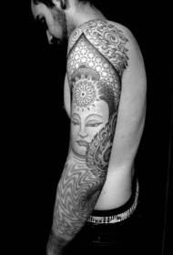 Arm Hindu stila melnā Budas seja un rotaslietas tetovējums