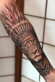 Sraith lámh mála Lion tattoo de phatrún tattoo leon stíl réadúil