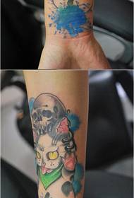tendenza del polso della ragazza modello tatuaggio carino gatto fortunato