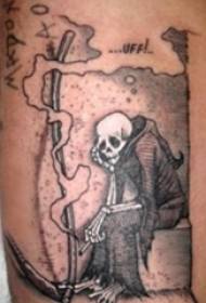 stinco maschio simmetrico del polpaccio sulla foto del tatuaggio di morte della falce nera