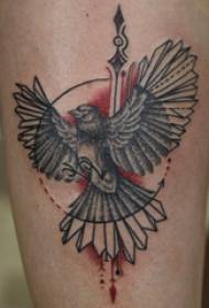 Vitello maschio dell'uccello del tatuaggio sull'immagine del tatuaggio dell'uccello