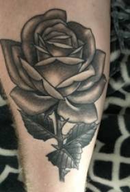 tatuaje rosa becerro macho en la imagen del tatuaje rosa