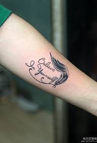 La barra dello spettacolo del tatuaggio ha raccomandato un modello di tatuaggio con lettere di piume da polso