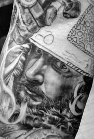 arm svartvit realistisk rolig krigare porträtt tatuering mönster