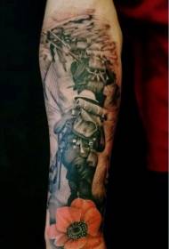 cánh tay hoa màu đen thực tế với hình xăm người lính trong Thế chiến II
