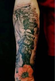 braccio realistico fiori neri con motivo tatuaggio soldato della seconda guerra mondiale