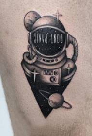 astronot dövme deseni erkek buzağılar üzerinde Siyah-gri astronot dövme resmi