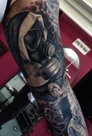 Uomo in bianco e nero che indossa un modello di tatuaggio maschera antigas