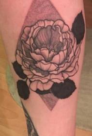 Ang mga tisa sa Europe nga tattoo sa lalaki nga guya sa rhombus ug mga litrato sa peony nga tattoo