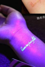 Świetlisty tatuaż fluorescencyjny na nadgarstku