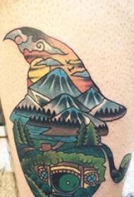 Kraštovaizdžio tatuiruotės modelio patinas blauzdos ant kraštovaizdžio tatuiruotės modelio