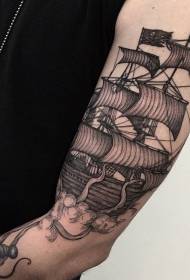Barcă cu pânze în stil de gravură cu model de tatuaj de caracatiță