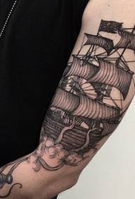 sailboat stíl greanta greanta le patrún tattoo ochtapas