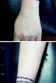 Дјевојчки зглоб мали и деликатан узорак тетоваже црне сиве наруквице