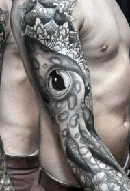 მკლავი შავი და თეთრი დიდი თვალების squid tattoo ნიმუში