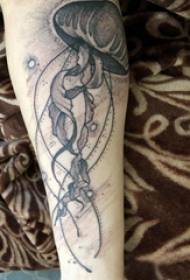 Vitello europeo della ragazza del tatuaggio del vitello sull'immagine nera del tatuaggio delle meduse