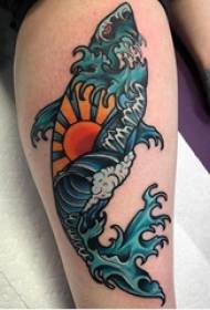 Europos ir Amerikos blauzdų tatuiruočių merginos ant blauzdų kraštovaizdžio ir ryklių tatuiruočių nuotraukos