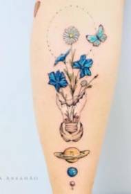 un piccolo gruppo di bellissimi tatuaggi sul braccio del giovane tatuaggio