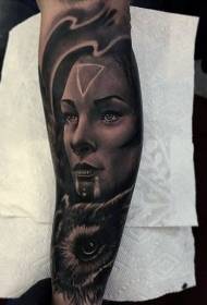 Tatuaje eredua duten emakume tribal gris gris beltza