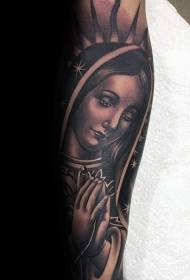 наоружати узорак тетоваже жене у верском стилу