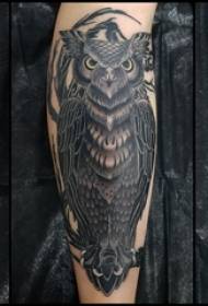 Сова татуировка фигура момиче теле на снимка татуировка на черна сова