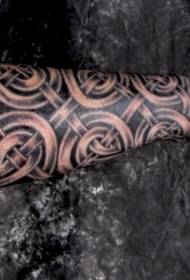 rankos kietas pilkas keltų mazgas dekoratyvinis tatuiruotės raštas