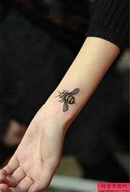 model de tatuaj de albină proaspătă la încheietură