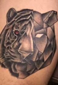 Jeropeeske en Amerikaanske kealtatuerlike manlike planke op swarte geometryske tigertatuerôfbylding