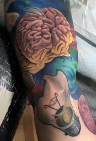 Braccio di colore del cervello umano modello di tatuaggio lampadina