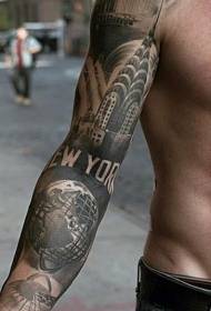 Naoružava nevjerojatnu njujoršku temu crne tetovaže