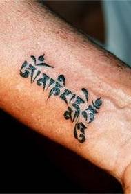 Mazs un vienkāršs sanskrita tetovējums uz plaukstas locītavas