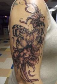 大きな腕の花と虎の幻想蝶のタトゥーパターン