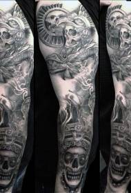 rameno čiernej a bielej démonovej lebky a sochy tetovacieho vzoru