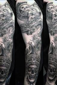 mkono wa nyeusi na nyeupe fuvu la pepo Na mfano wa tatoo