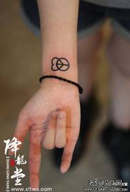 modello di tatuaggio da polso per bambina amore e simbolo anti-guerra