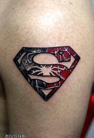 modello di tatuaggio logo color braccio superman