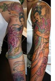 Geisha di culore di bracciu cumminata cù bello mudellu di tatuaggi di fiori