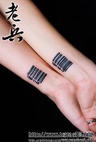 un motif de tatouage de couple de code à barres