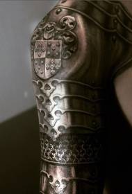 手臂驚人的非常現實的中世紀盔甲紋身圖案