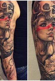 Paže barevné kmenové ženy a ptačí tetování vzor