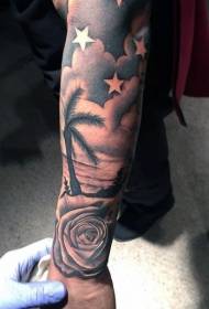 earm prachtige hânferve swarte palmbeam mei tattoo-patroan fan nachtlike himel