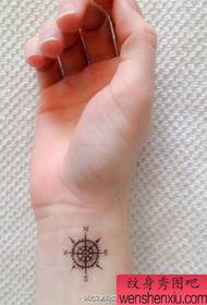Naisten rannekompassi-tatuointi toimii