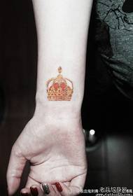 lány csuklóját kicsi és gyönyörű korona tetoválás mintával