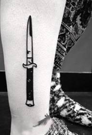 Vitello europeo della ragazza del tatuaggio del vitello sull'immagine nera del tatuaggio del pugnale