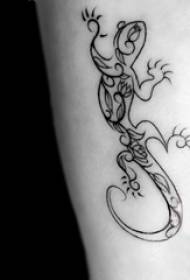 Tatuaje de becerro europeo becerro masculino en tatuaxe de gecko negro