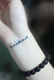 Tatuaggio inglese da polso fresco