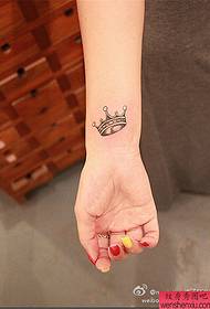 Women's Handgelenk Kroun Tattoo funktionnéiert