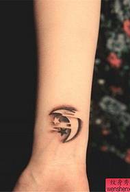 modello del tatuaggio della luna del polso