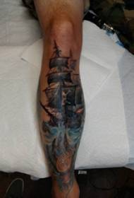 kalf simmetriese tatoeëring manlike skulp op gekleurde tatoeëermerk van die seerowerskip